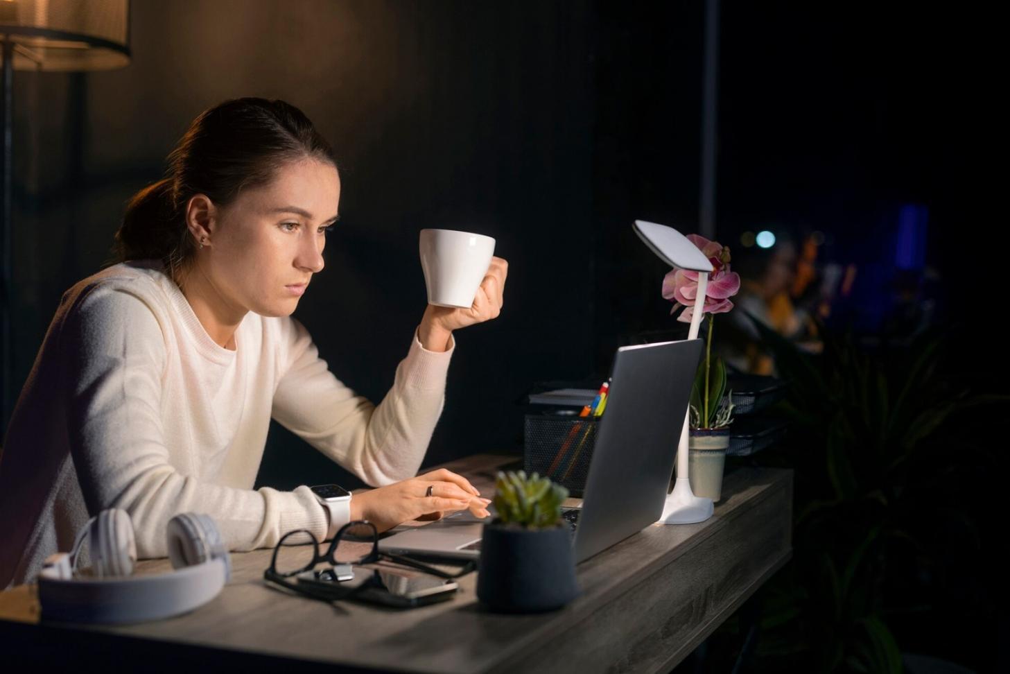 Strumenti professionali per hairstyling disposti su tavolo da lavoro moderno