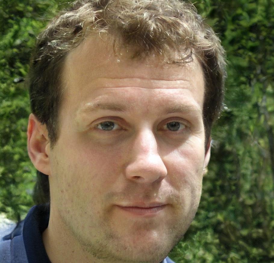 Ritratto professionale di Alessandro Bianchi, proprietario salone