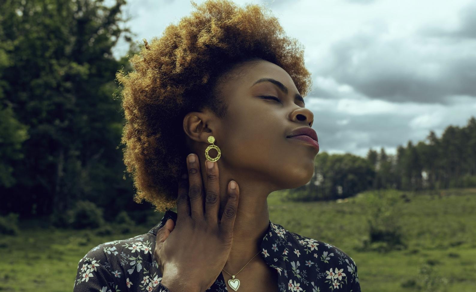 Ambiente formativo professionale con strumenti per parrucchieri e postazione di lavoro moderna