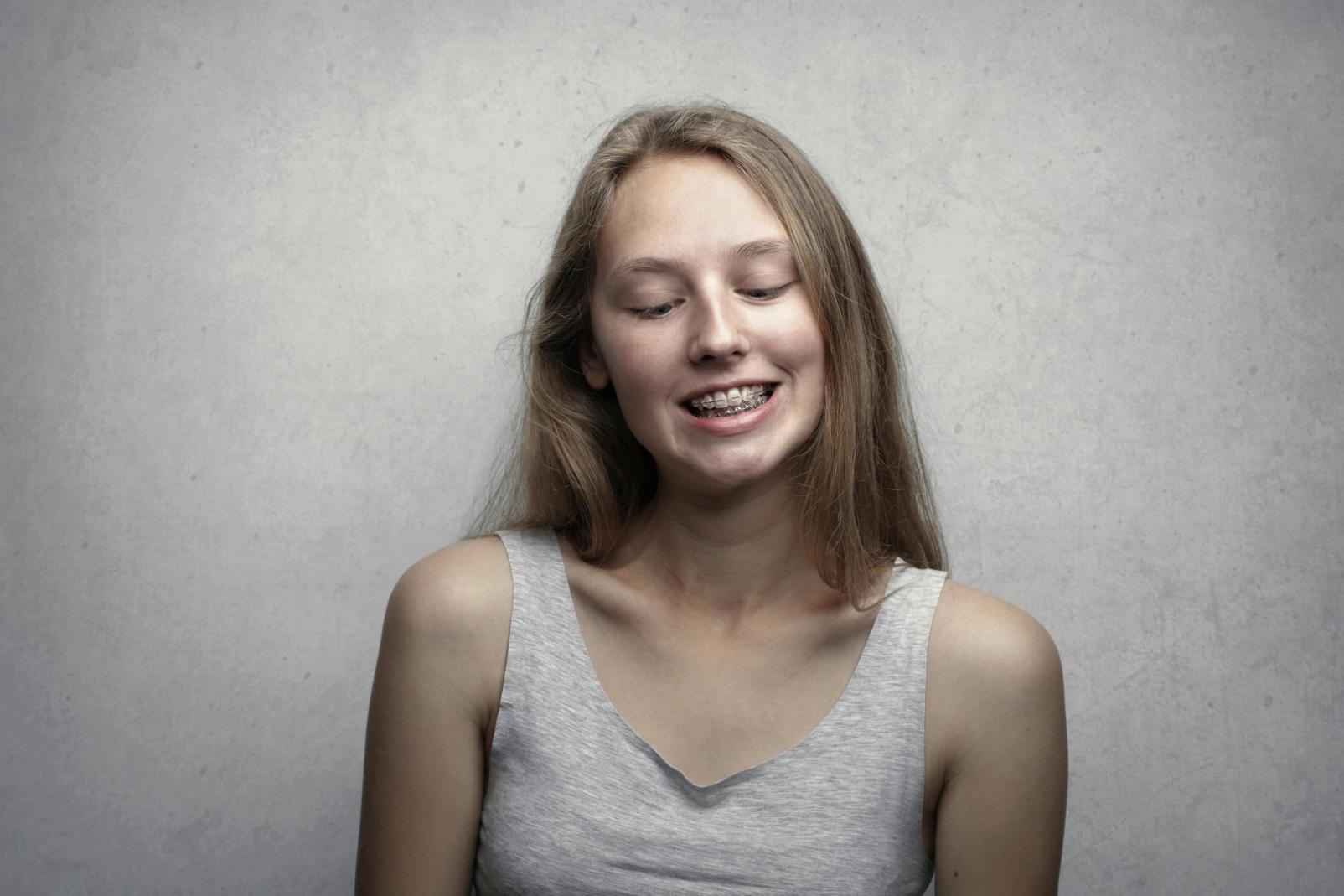 Piastra professionale per capelli con display digitale e tecnologia ceramica avanzata